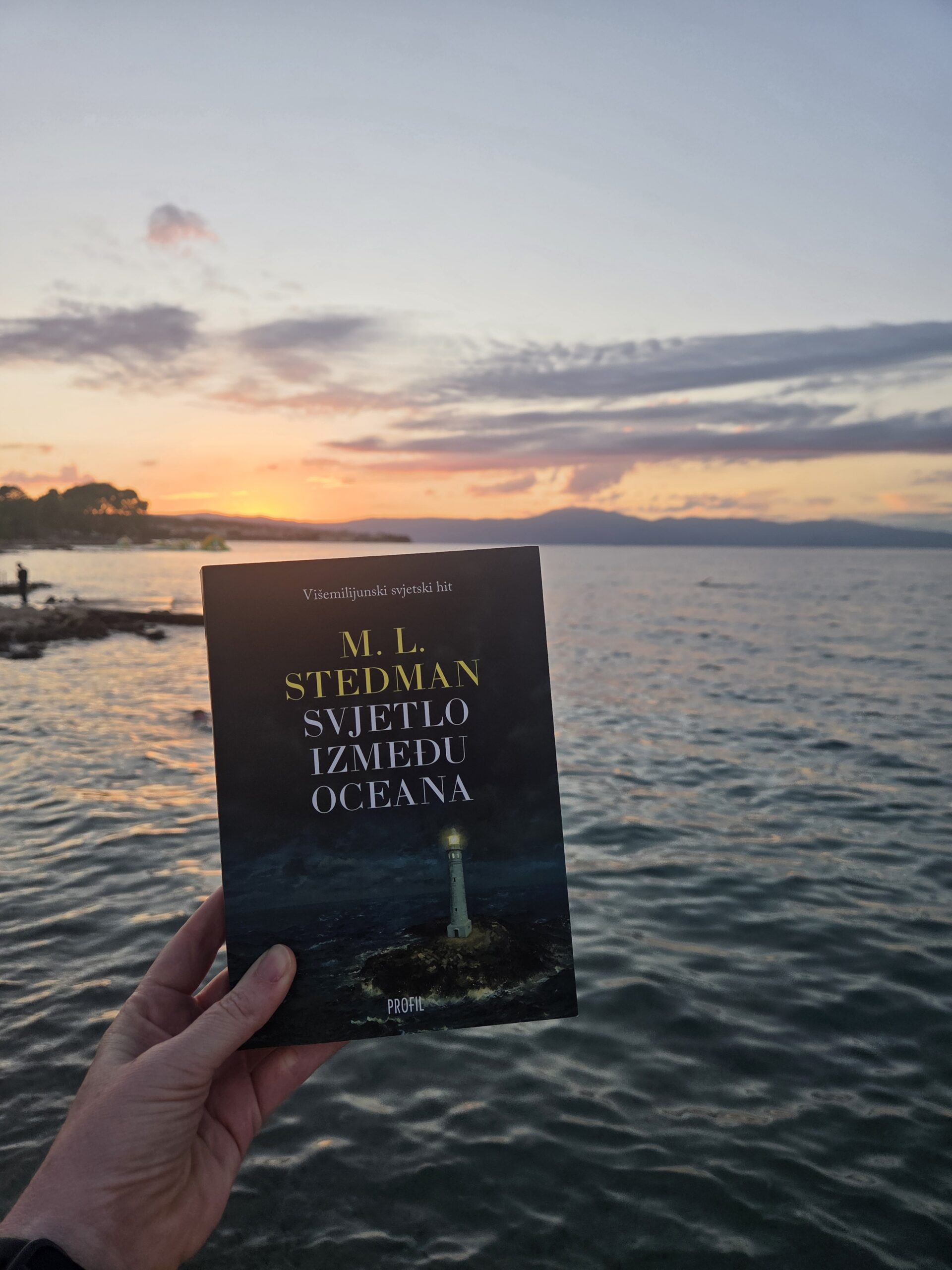 Svjetlo između oceana, M.L. Stedman